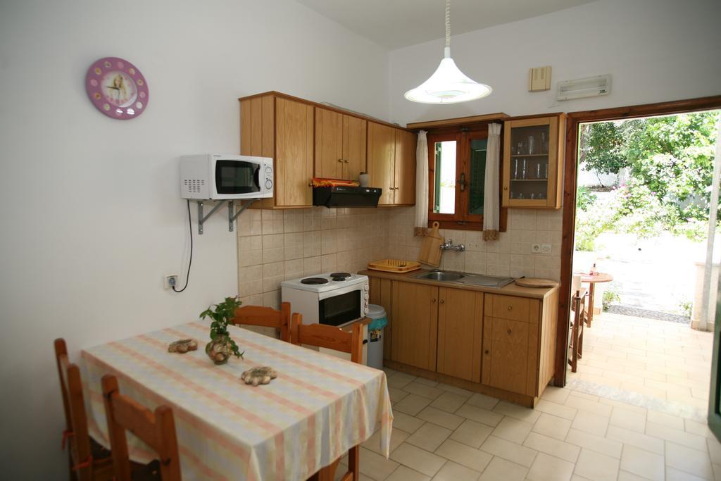 Alex-Giannis Apartments, برباتي الغرفة الصورة