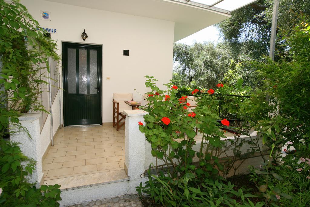 Alex-Giannis Apartments, برباتي الغرفة الصورة