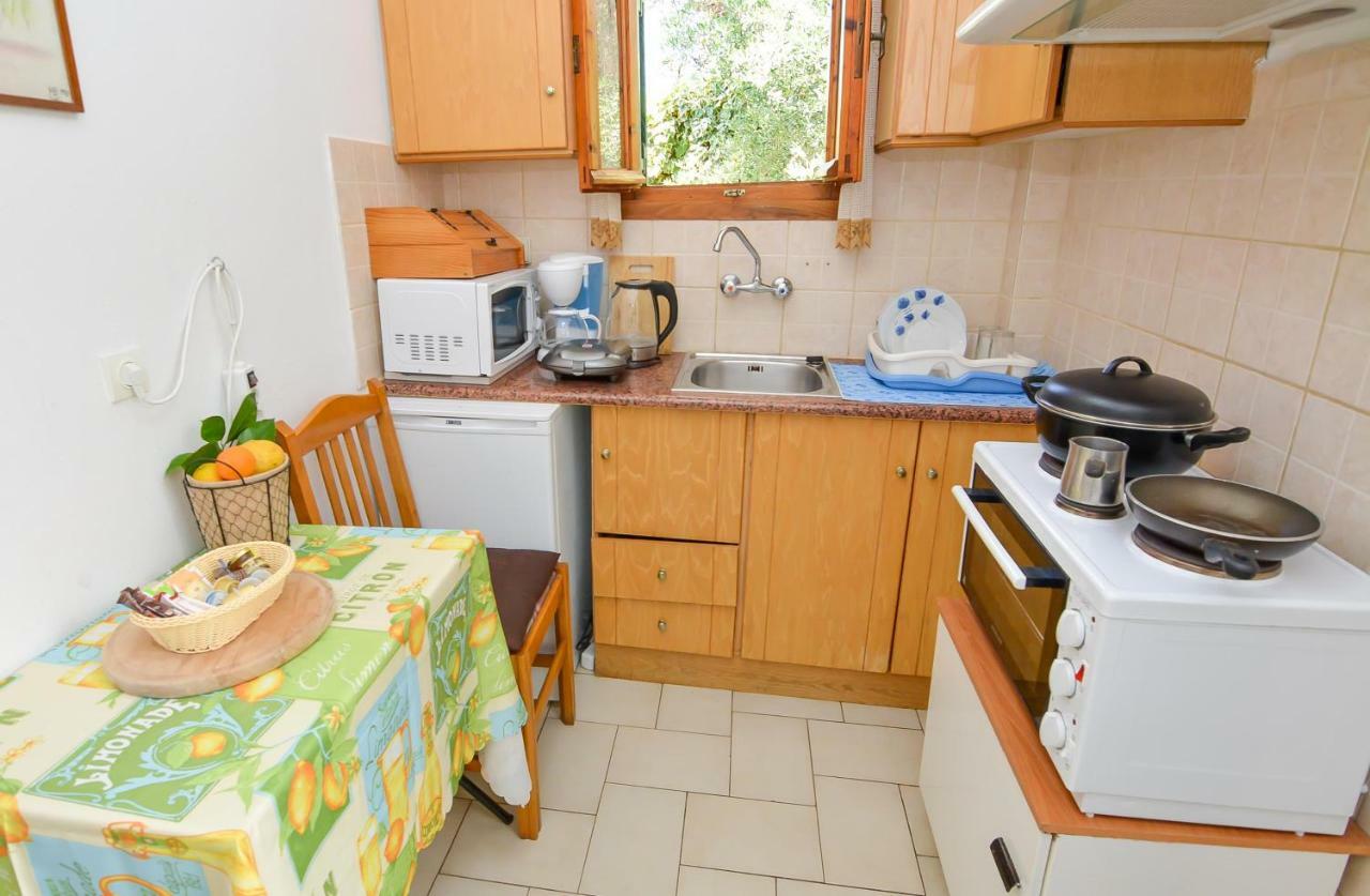 Alex-Giannis Apartments, برباتي المظهر الخارجي الصورة