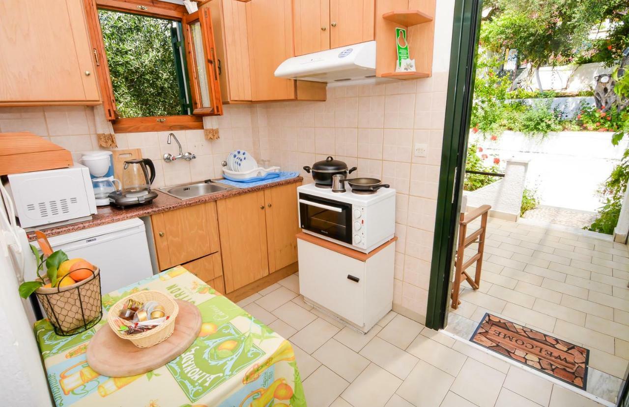 Alex-Giannis Apartments, برباتي المظهر الخارجي الصورة