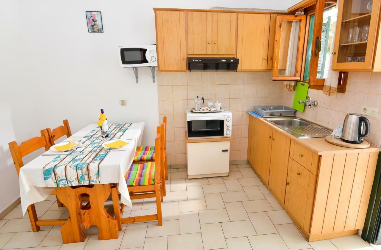 Alex-Giannis Apartments, برباتي المظهر الخارجي الصورة